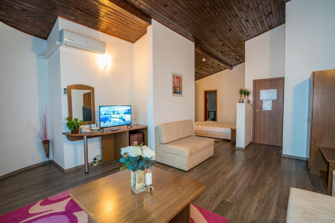 Family Park Hotel Kyoshkove Shumen Bagian luar foto