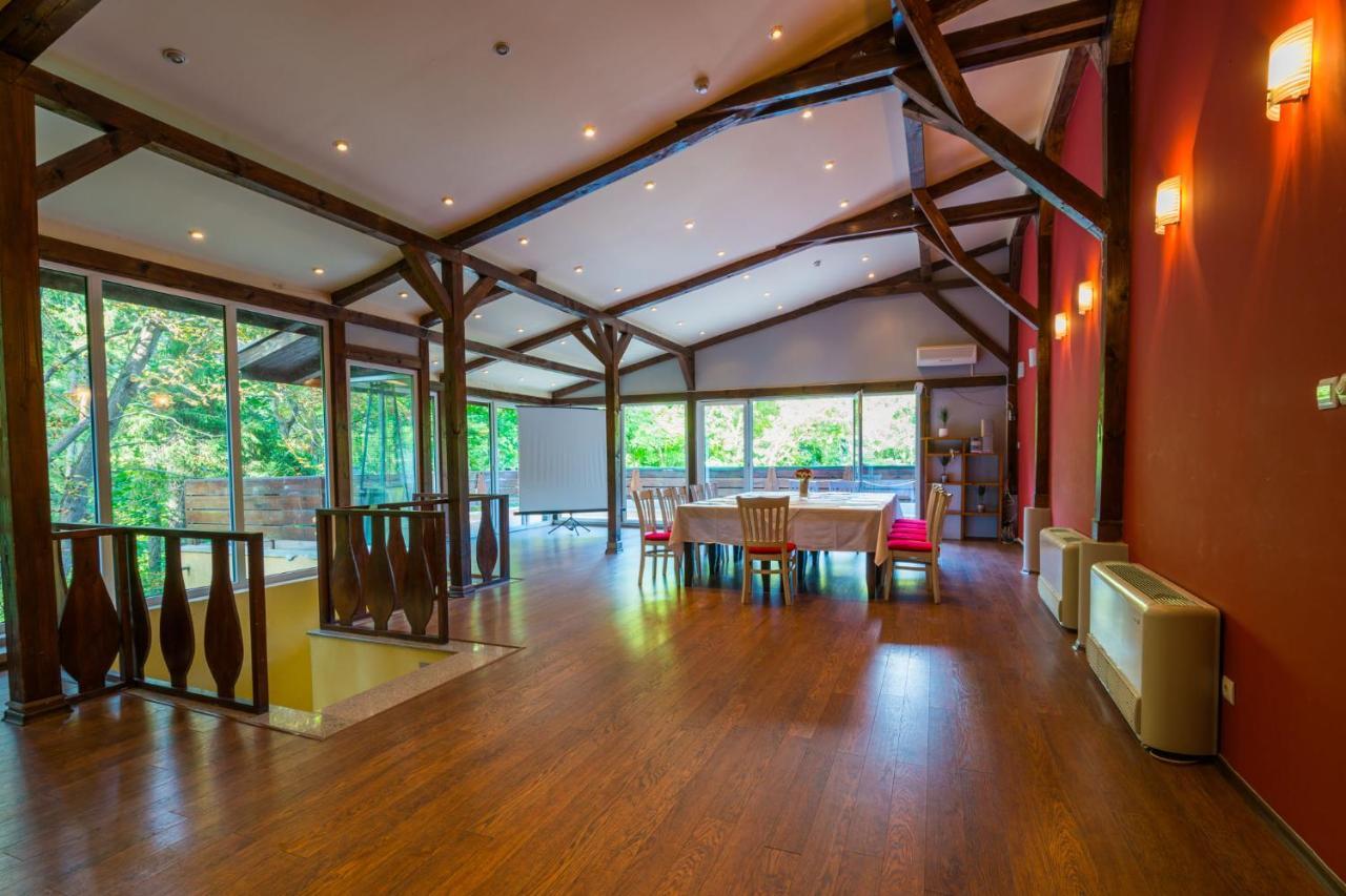Family Park Hotel Kyoshkove Shumen Bagian luar foto
